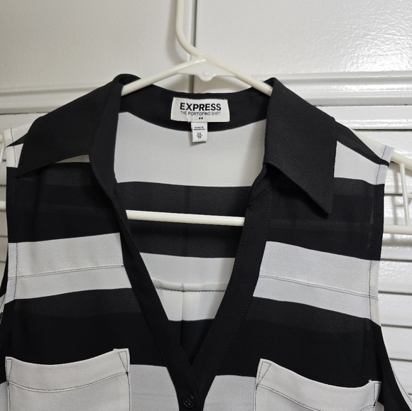 Five beautiful used blouses in size small,  and medium. Five blouses $7 - Picture 7 of 13